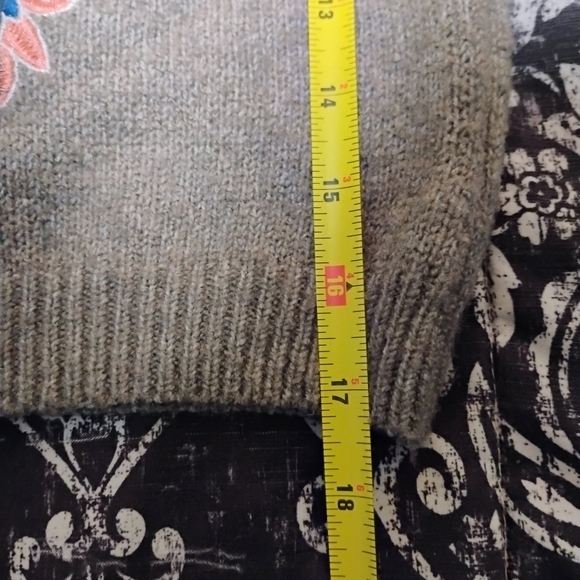 Floral Embroidered Cropped Sweater - Picture 9 of 10